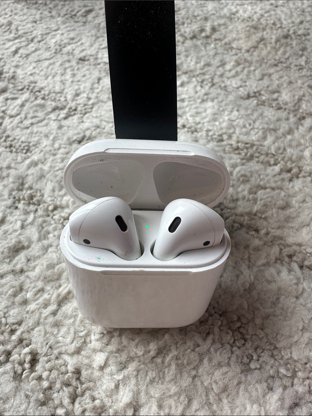 Apple White Wireless 2nd generation AirPods with Earbud Charging Case